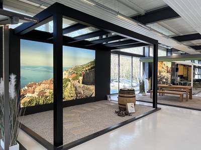 Showroom in Lausanne mit ausgestellten Markisen, Pavilions und Pergolas