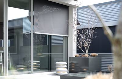 Système d'ombrage extérieur au niveau de la fenêtre d'une terrasse sur le toit