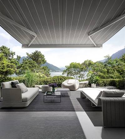 Terrasse mit Blick auf den See mit einer STOBAG Camabox