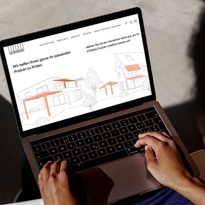 Ein Laptop auf dem der STOBAG Product Finder zu sehen ist