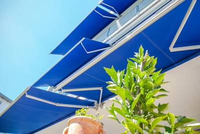 Der stabile Leichtbau kommt ganz ohne Tragrohr aus. Die Gelenkarmmarkise punktet mit elegantem Design und bewährter STOBAG Technik.