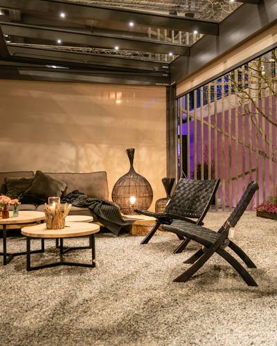 Showroom mit Stühlen und Couch