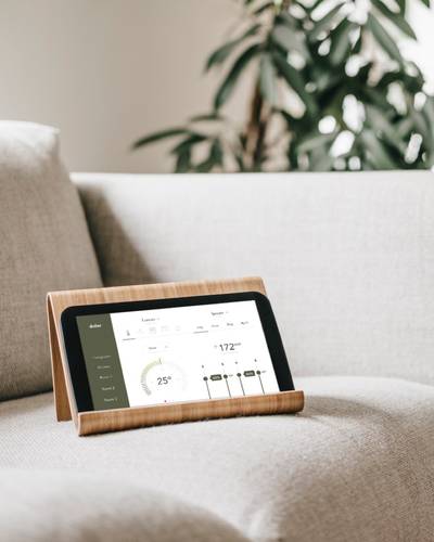 Tablet auf Couch mit Pflanze