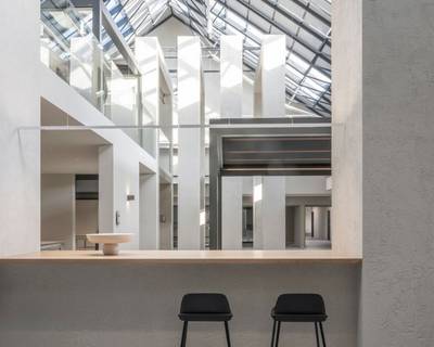 Haus mit Storen vor blauem Himmel