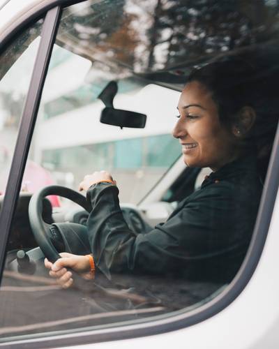 Frau an Steuer in Lieferwagen