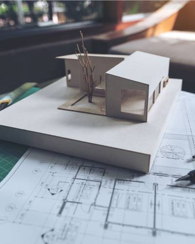 Modellhaus aus Karton auf Plänen