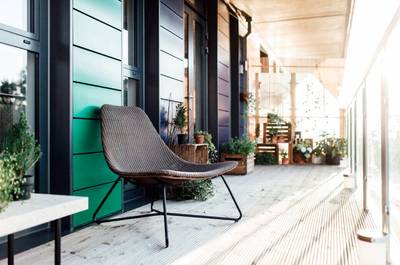 Grüner Balkon mit Pflanzen und Stuhl