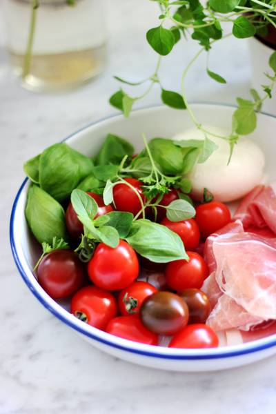 Frischer Salat mit Tomate und Basilikum