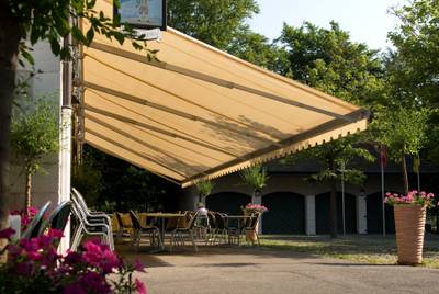 Ce store à bras télescopiques convient parfaitement aux très grandes terrasses des particuliers et des restaurants.